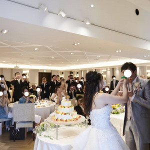 大きなスコップでのファーストバイト|563444さんのPARK WESTON HOTEL&WEDDING（パークウエストン ホテル&ウエディング）の写真(1046128)