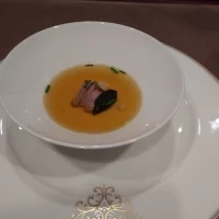 こだわりのコンソメスープ。贅沢な食材が豊富で美味です