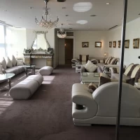 ホワイトメインの明るい控え室です。