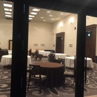 大きな窓があり、そこからサプライズ入場もできます。