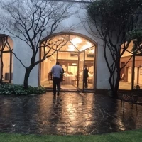 庭から披露宴会場を見たようす。写真映えすると思います。