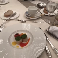 ホタテとお野菜ですが、ソースがカラフルで綺麗でした。