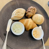 トマト、バジルのバターどちらか1つつけれる。トマトにした。