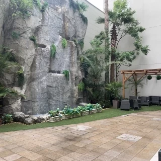 雨で近くまでは行きませんでしたが、大きな滝が流れています。