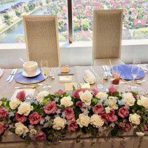当日の新郎新婦テーブル装花|563541さんのホテルオークラJRハウステンボスの写真(1045500)