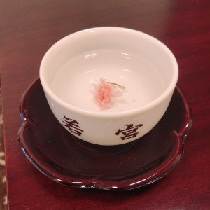 控室で出された桜茶|563553さんの若宮の杜 迎賓館の写真(1045558)