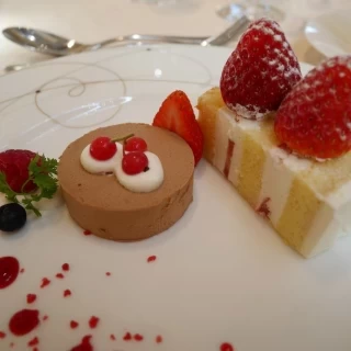実際にケーキ入刀したショートケーキとチョコムース、どちらも美