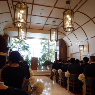 大きな窓と天井にぶら下がっているライトが特徴です。