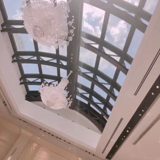 天井にこんなに大きな窓があるのは珍しいと思います。