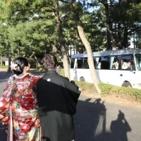 披露宴後はゲストが乗った送迎バスのお見送り