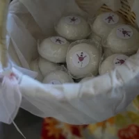 プチギフトは地元銘菓のかるかんを持ち込み配りました