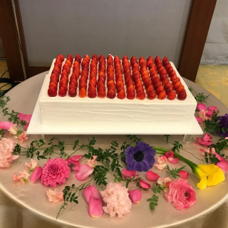 ケーキとテーブル装花