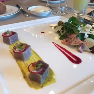 季節のコースの前菜　マグロのキューブ