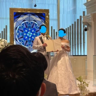 壇上で結婚証明書披露