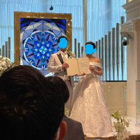 壇上で結婚証明書披露