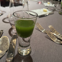 前菜の飲み物野菜とジンジャーのミックスジュースのような味わい