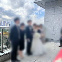 挙式後にガーデンの素敵なロケーションで新郎新婦と写真撮影。