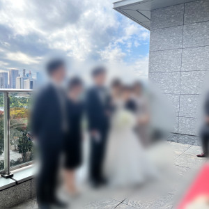 挙式後にガーデンの素敵なロケーションで新郎新婦と写真撮影。|563667さんのパレスホテル東京(PALACE HOTEL TOKYO)の写真(1633885)