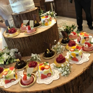 ケーキ台にもお花屋さんにお花を飾ってもらいました。
