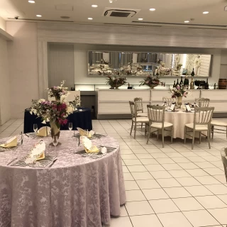 横長でゲストと新郎新婦との距離感を近く感じられる会場作り
