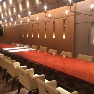 落ち着いた印象の披露宴会場
