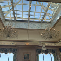 プチガーデンのある会場、天井がガラスで光の取り込みあり
