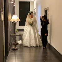 控え室からチャペルまでの通路です