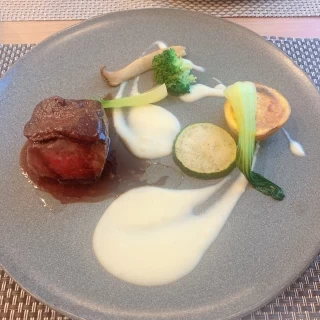 牛肉の上にフォアグラが乗っています。