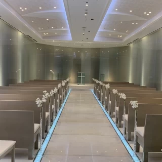 何も映さなくても白く綺麗な挙式会場です。