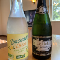 乾杯酒。左がノンアルコールのレモネード。右がシャンパン。