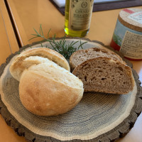 自家製パン。とても美味しい。