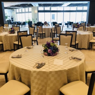 白を基調とした会場