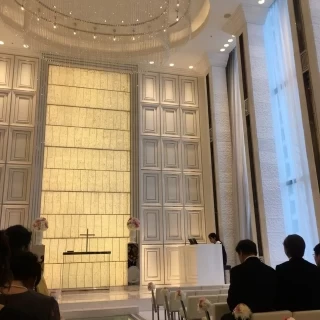 自然光が入り綺麗なチャペル。