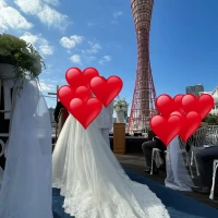 ポートタワーを背景に新婦のドレスが映えます。