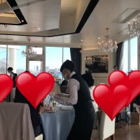 ガラス張りの部屋で外の海が見られます。