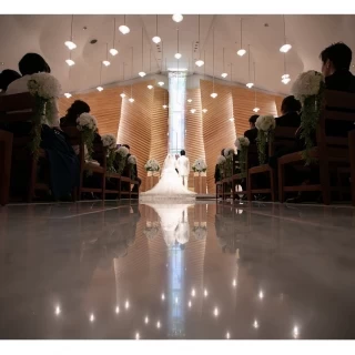 電気が床に映り幻想的です