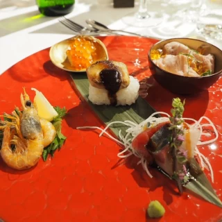 前菜5種です。
中央のフォアグラ寿司が目玉です。