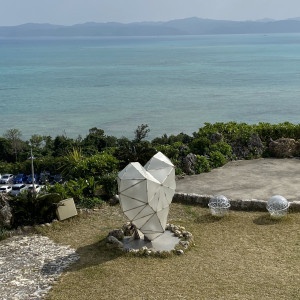 ガーデンで家族撮影を行いました。|564052さんの古宇利島 空と海のウェディング(ワタベウェディング)の写真(1050397)