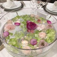 テーブルに置かれた装花
花が水に浮かんでいて綺麗でした。