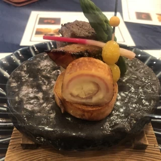 国産牛のステーキ。
冷めないよ石焼の上に乗っている