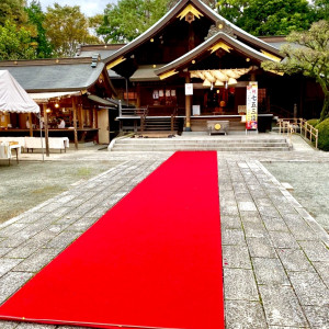 本殿の様子。挙式後、参列者が両脇に並んだ毛氈の上を歩きます。|564269さんの出雲大社相模分祠（神奈川）の写真(1054519)