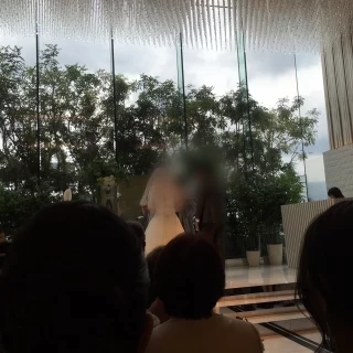 一面の窓から空と緑が見え、開放感のあるチャペル