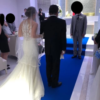 白と青で統一されたチャペル