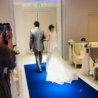 青い絨毯を敷いてもらいました
