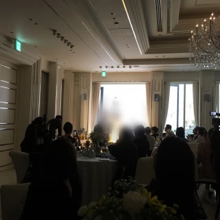 お色直しの登場は会場横のテラスの階段から降りてくる演出でした