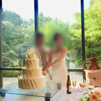 披露宴会場も高砂のバックが一面の窓で開放感抜群！