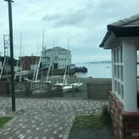 海を一部埋め立てて建設されているため、窓の外はすぐ海です。