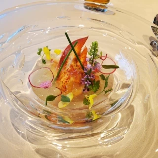 丁寧な飾り付けで、食用花も美味しかったです