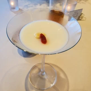 高い入れ物に入った杏仁豆腐は初めて見ました