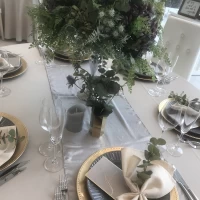 テーブルの花・食器など